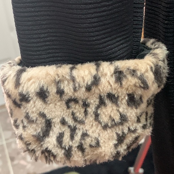 Feel like Cat Woman! Stretch knit catsuit with faux leopard fur-collar and cuffs - Picture 4 of 12